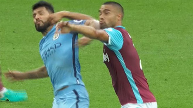 Aguero có thể bị treo giò ba trận Pha chơi xấu của Aguero.