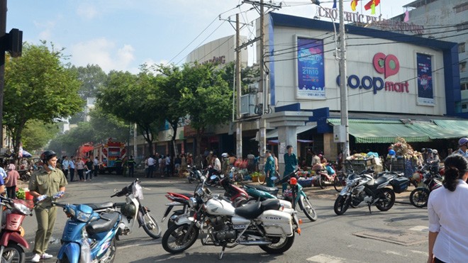 Cháy siêu thị, nhiều người tháo chạy Hiện trường vụ cháy.