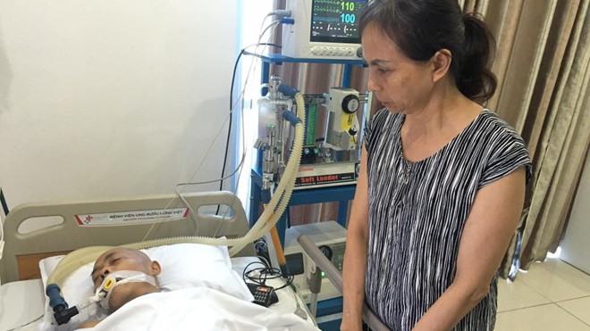Sự sống của nghệ sĩ Hán Văn Tình đang quá mong manh Bà Lan - vợ nghệ sĩ Hán Văn Tình túc trực từng giờ bên giường bệnh của chồng. Ảnh: HQT.