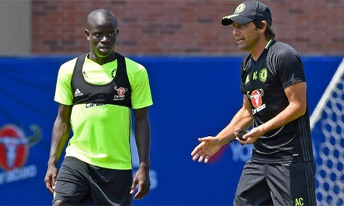 Vì sao Kante từ chối Mourinho để gia nhập Chelsea Kante gây bất ngờ khi chọn đầu quân cho Chelsea của tân HLV Conte, dù đội này không được dự Cup châu Âu mùa 2016-2017. Ảnh: CFC.