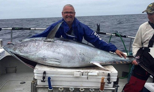 Cá ngừ nặng 136 kg cắn câu ngư dân Anh Dave Price và những người bạn mất 80 phút vật lộn để đưa con cá ngừ lên thuyền. Ảnh: Broadside Boat Charter/ BNPS.