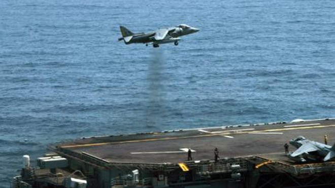 Cường kích Harrier biến thành đuốc sống sau cú hạ cánh Máy bay Harrier hạ cánh thẳng đứng.