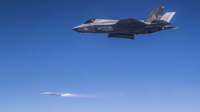 Tiêm kích F-35 ra oai ném bom diệt 2 mục tiêu cùng lúc Tiêm kích F-35B phóng tên lửa AIM-120 trong một cuộc thử nghiệm. Ảnh: MarineTimes