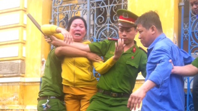 Giải mã vụ nổ ở căn nhà của người đàn ông có nhân tình trẻ Bị cáo Bạn (áo xanh) nhận mức án chung thân. Ảnh: Tân Châu