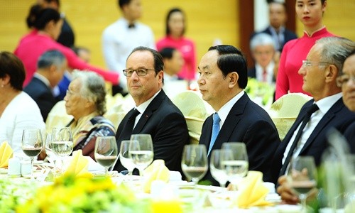 Thực đơn tiệc chiêu đãi Tổng thống Pháp ở Hà Nội Chủ tịch nước Trần Đại Quang và Tổng thống Pháp Francois Hollande tham dự tiệc chiêu đãi. Ảnh: Giang Huy