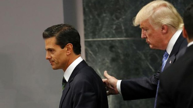 Mexico đòi lại đất nếu ông Trump làm tổng thống Mỹ? Tỉ phú Donald Trump (phải) đã khiến các nhà quan sát chính trị kinh ngạc khi chấp nhận lời mời đến thăm Mexico của Tổng thống Enrique Pena Nieto. Ảnh: AP