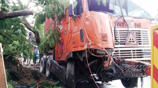 Cây phượng 'cứu nguy' ngôi nhà trước cú đâm của xe đầu kéo Sau cú đâm chiếc xe đầu kéo bị gãy trục bánh trước. Ảnh: Giang Chinh