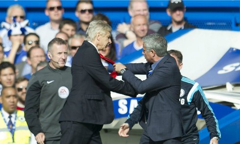 Wenger không cho Mourinho ngồi cạnh tại hội nghị UEFA Hành động xô đẩy của hai nhà cầm quân cho thấy mối quan hệ xấu giữa họ. Ảnh: Reuters.