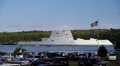 Siêu khu trục hạm tàng hình Mỹ lên đường gia nhập hải quân USS Zumwalt rời khỏi xưởng đóng tàu, di chuyển dọc sông Kennebec. Ảnh: NavyTimes