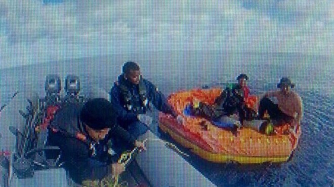 Thợ lặn sống sót sau hai ngày trôi dạt, bị cá mập bao vây Jorge Morales và Dario Rodriguez được hải quân Colombia giải cứu. Ảnh: Armada Nacional.