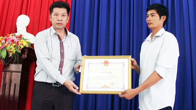 Lâm Đồng trao Bằng khen cho tài xế dũng cảm cứu 30 người Giám đốc Sở GT-VT trao bằng khen của Chủ tịch tỉnh cho anh Bắc