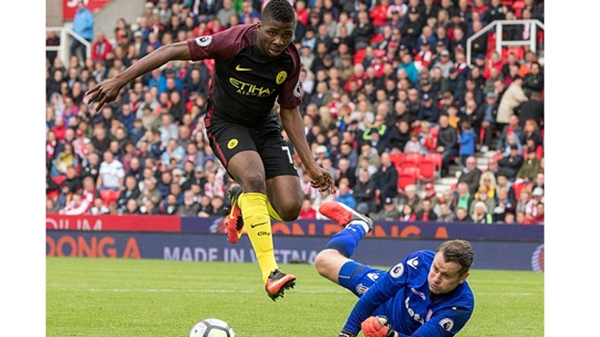 Iheanacho: 'Không trận đấu nào lớn hơn derby Manchester' Iheanacho (trái) đang tiến bộ dần dưới sự dẫn dắt của Guardiola. Ảnh: Reuters