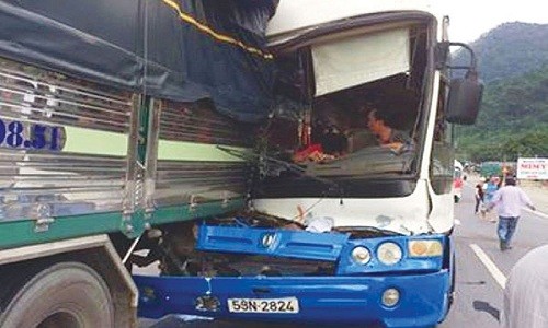 Cú đỡ xe khách mất phanh trên đèo dưới góc nhìn khoa học Xe khách đâm vào đuôi xe tải để giảm tốc độ khi bị mất phanh. Ảnh: Hoài Thanh.