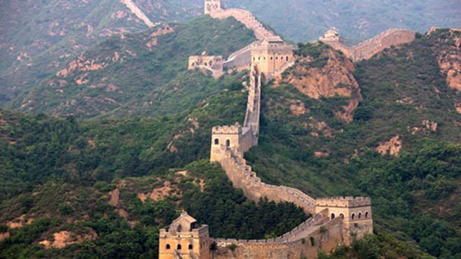 Gạch ở Vạn Lý Trường Thành bị trộm để bán cho du khách Vạn Lý Trường Thành dài 21.000 km, kéo dài qua 9 tỉnh ở Trung Quốc. Năm 2005, chính quyền Trung Ương Trung Quốc cũng đã cấp 1,9 triệu nhân dân tệ cho một dự án bảo tồn Vạn Lý Trường Thành. Ảnh: Academichelp.