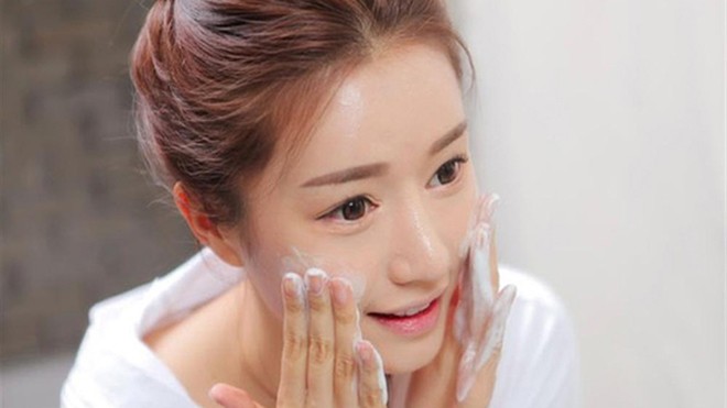 Thực hiện 6 điều này trước khi đi ngủ để thức dậy xinh đẹp hơn Không đi ngủ khi trên mặt vẫn còn nguyên lớp trang điểm.
