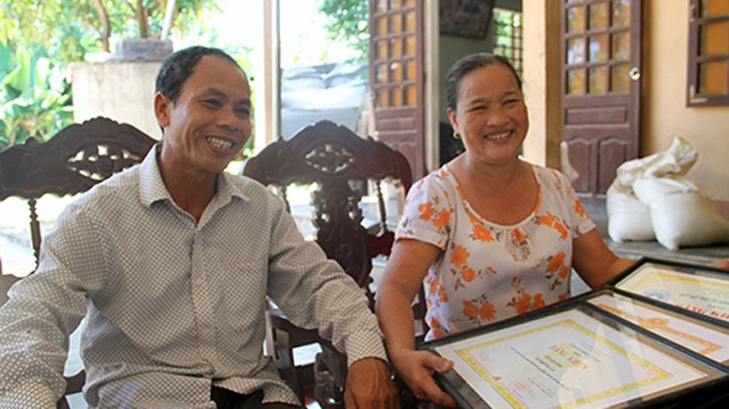 Cuộc đời như cổ tích của đô cử giành HCV Paralympic Ông Tuân - bà Quế nở nụ cười mãn nguyện khi hay tin con trai giành HC vàng Paralympic. Ảnh: Đức Hùng