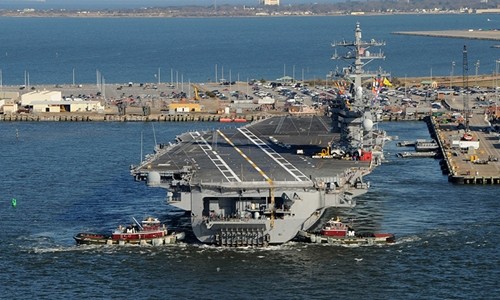 Lính thủy bất ngờ sinh con trên tàu sân bay Mỹ chống IS Tàu sân bay USS Dwight D. Eisenhower. Ảnh: Reuters.