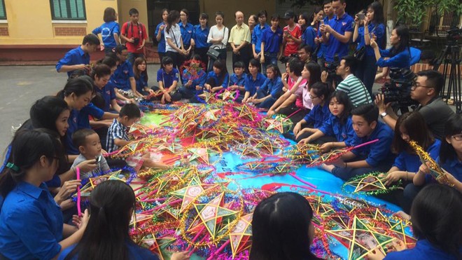 Trung thu sẻ chia với bệnh nhi tại bệnh viện Hữu nghị Việt Đức Các bệnh nhi được các tình nguyện viên hướng dẫn làm đèn trung thu tại sân bệnh viện