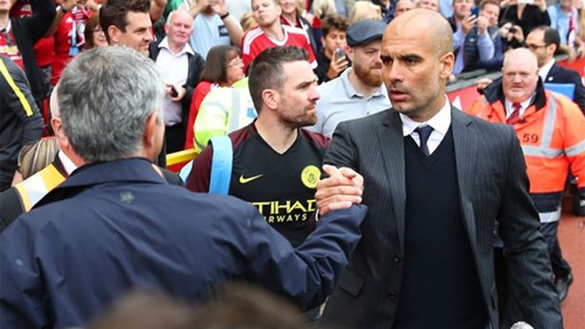 Roy Keane: 'Guardiola mới là Người đặc biệt, không phải Mourinho' Mourinho và Pep bắt tay trong trận derby tuần trước. Ảnh: Reuters