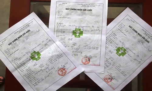 Cấp khống giấy chứng nhận sức khỏe, 11 trạm trưởng y tế bị kỷ luật Giấy chứng nhận sức khỏe được mua dễ dàng ở nhiều nơi tại Thanh Hóa. Ảnh: Lam Sơn.