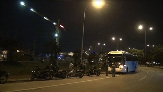Truy đuổi xe khách cán chết người rồi bỏ chạy Chiếc xe khách tông chết người rồi bỏ chạy bị người dân truy đuổi.