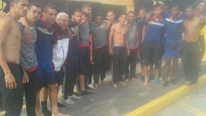 Đội bóng Venezuela bị cướp chặn đường, lột sạch tư trang Các thành viên của Trujillanos sau khi bị cướp. Ảnh: Twitter.