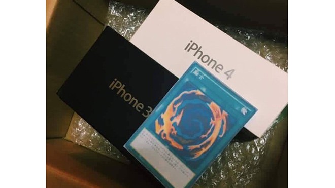 Cô gái đặt mua online iPhone 7, nhận về iPhone 3 và 4 Bộ sản phẩm mà cô gái nhận được thay vì chiếc iPhone 7. Ảnh: Canele Jiang