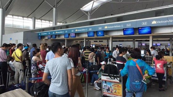 Sự cố mạng, Tân Sơn Nhất tê liệt hệ thống check in Đã xảy ra ùn ứ hành khách tại nhà ga đi quốc tế do phải chờ đợi làm thủ tục lên máy bay lâu hơn so với bình thường