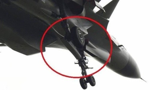 Trung Quốc cải tiến tiêm kích hạm để cất cánh bằng máy phóng Hình ảnh chiếc tiêm kích J-15 của Trung Quốc với phần càng trước đã được thiết kế lại. Ảnh: IHS Jane's.