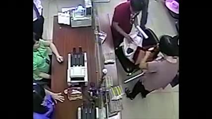 Camera ngân hàng ghi hình nghi can lừa hơn 3 tỷ đồng Hình ảnh cắt từ clip