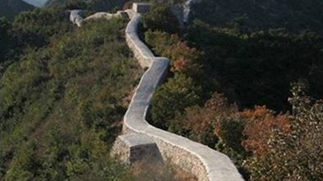 Quá tệ, trùng tu Vạn Lý Trường Thành bằng xi măng Một đoạn Vạn Lý Trường Thành bị bê tông hóa. Ảnh: BeijingNews