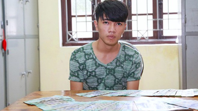 Đạo chích để lại 'tâm thư chê nghèo' sau khi đột nhập Nghi can Đạt cùng tang vật tại cơ quan điều tra. Ảnh: C.A