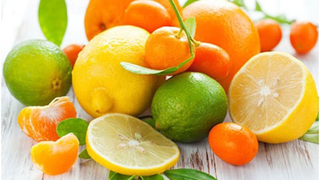 Những thực phẩm tăng sức đề kháng cho cả nhà Cam, chanh, bưởi, táo... dồi dào vitamin C tự nhiên.