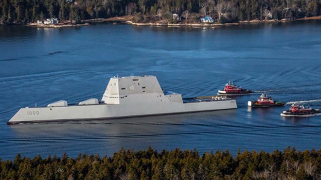 Siêu chiến hạm tàng hình Mỹ bị rò nước trước khi chạy thử USS Zumwalt rời khỏi xưởng đóng tàu, trên đường tới lễ biên chế vào hải quân. Ảnh: USNI