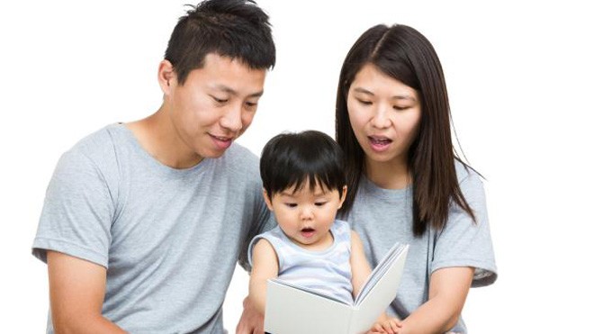 Tạo thói quen đọc sách cho con ngay từ nhỏ Khuyến khích con bằng cách coi đọc sách như chơi một trò chơi - Ảnh mang tính minh họa: Internet