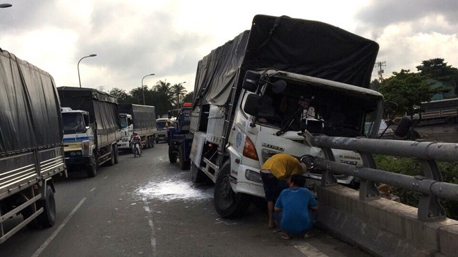 Quốc lộ kẹt cứng 2km vì xe tải tông lan can cầu Hiện trường vụ tai nạn và giao thông ùn ứ.