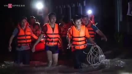 Bình Dương dùng thuyền phao sơ tán hàng trăm người do ngập Bình Dương dùng thuyền phao sơ tán hàng trăm người do ngập