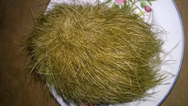 Mổ heo phát hiện vật thể có mùi thơm như thuốc Bắc "Cát lợn" mà gia đình anh Hoàn tìm thấy khi mổ heo. Ảnh: CTV.
