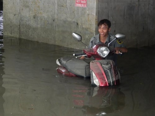 59 tuyến đường Sài Gòn ngập nặng trong cơn mưa khủng khiếp Cả nghìn xe máy tại bãi xe trên đường Nguyễn Siêu (quận 1) bị nhấn chìm trong cơn mưa chiều tối qua.