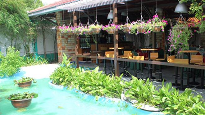 Công viên đẹp như mơ ở khu xử lý nước thải Theo đại diên nhà máy thì trước đây khi chưa có hệ thống xử lý nước thải, khu này luôn có mùi hôi thối và ô nhiễm nặng.
