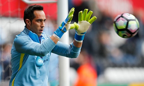 Thủ môn Man City: 'MSN của Barca không hề là ác mộng' Bravo rất tự tin khi hướng đến cuộc đối đầu với các đồng đội cũ vào tháng sau. Ảnh: Reuters.
