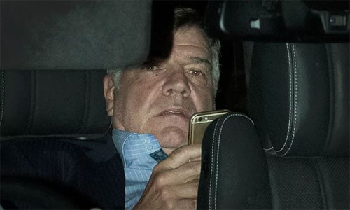 Alan Shearer: 'Allardyce biến bóng đá Anh thành trò hề' Allardyce rời sân Wembley sau cuộc họp với FA. Ảnh: LNP.