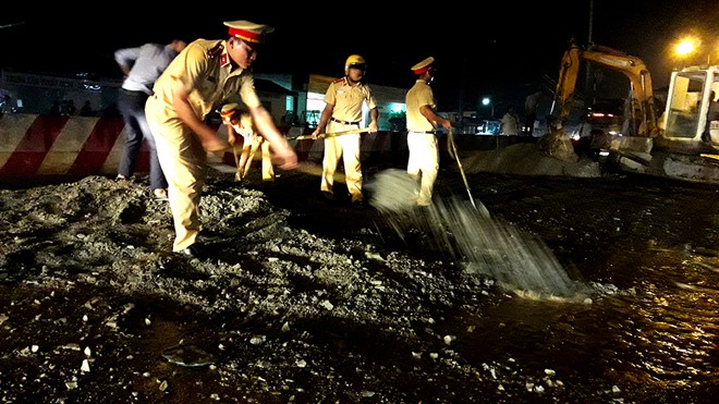 CSGT đang lấp “hố tử thần”, một hố khác gây tai nạn chết người Chiến sĩ CSGT thị xã Thuận An lấp "hố tử thần" trên đường ĐT743