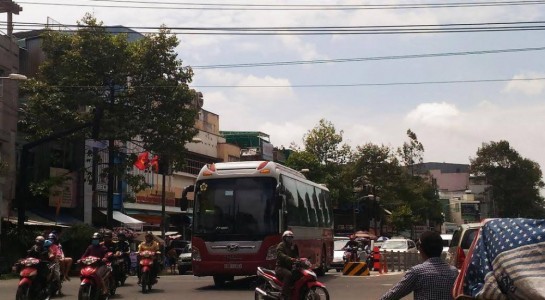 Xử lý bến xe khách lậu ở TP.HCM: Vi phạm rất rõ, sao lại 'bó tay'? Xe Thành Bưởi đi vào bến lậu ở số 1 Vĩnh Viễn, thường xuyên gây tắc đường, nhất là vào giờ cao điểm.