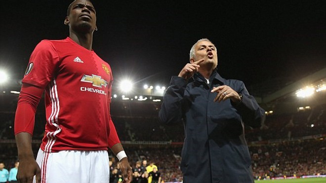 Mourinho nổi điên với trợ lý vì chỉ đạo sai Pogba Mourinho phải chỉ đạo chiến thuật lại cho Pogba.