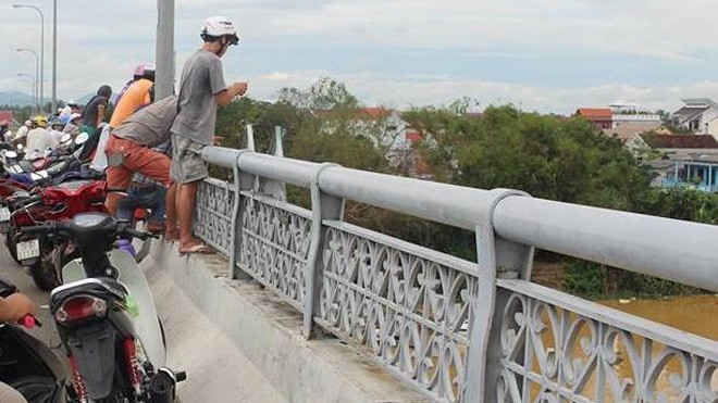 Thanh niên dừng ô tô giữa cầu rồi nhảy xuống sông tự tử Thi thể nam thanh niên nhảy cầu tự tử đã được tìm thấy. Ảnh: T.N.