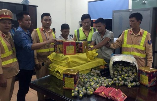 Pháo lựu đạn, pháo kẹo bị cảnh sát phát hiện Tang vật bị cảnh sát thu giữ. Ảnh: Sơn Dương