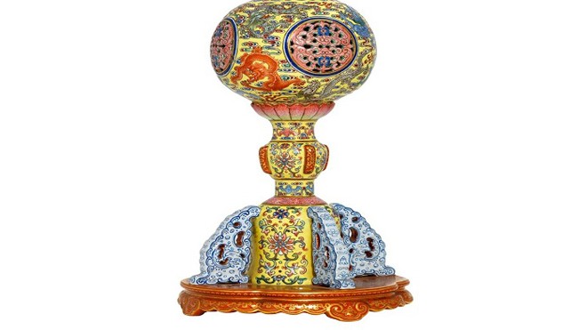 Cổ vật của hoàng đế nhà Thanh bị biến thành đèn bàn Chiếc giá để mũ quý hiếm trị giá ít nhất 370.000 USD. Ảnh: BNPS.