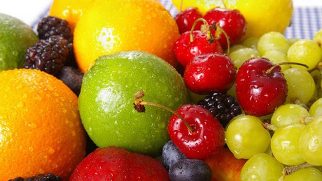 Bổ sung vitamin C không đúng cách dễ gây sỏi thận Bổ sung vitamin C theo đường ăn uống là cách tốt nhất. Ảnh: A.D.