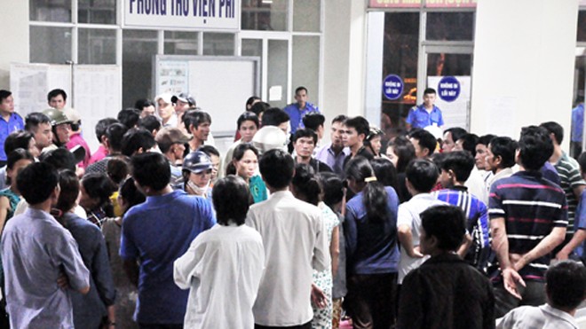 Người nhà mang thi thể bé trai 2 tuổi đến vây bệnh viện Tối 8/11, người nhà bệnh nhân mang thi thể bé trai kéo đến vây Bệnh viện Đa khoa Quảng Ngãi. N.X